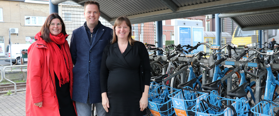 Deelfietsen van Blue-bike beschikbaar aan het station van Merchtem ...