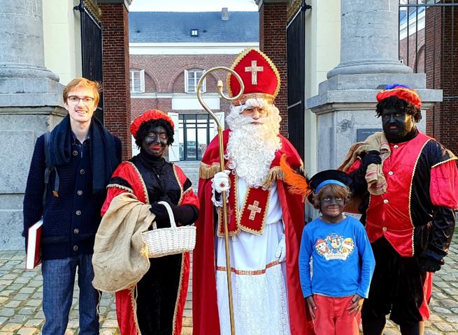 doolhof helder dwaas Sinterklaas en zwarte Piet op huisbezoek | Persinfo