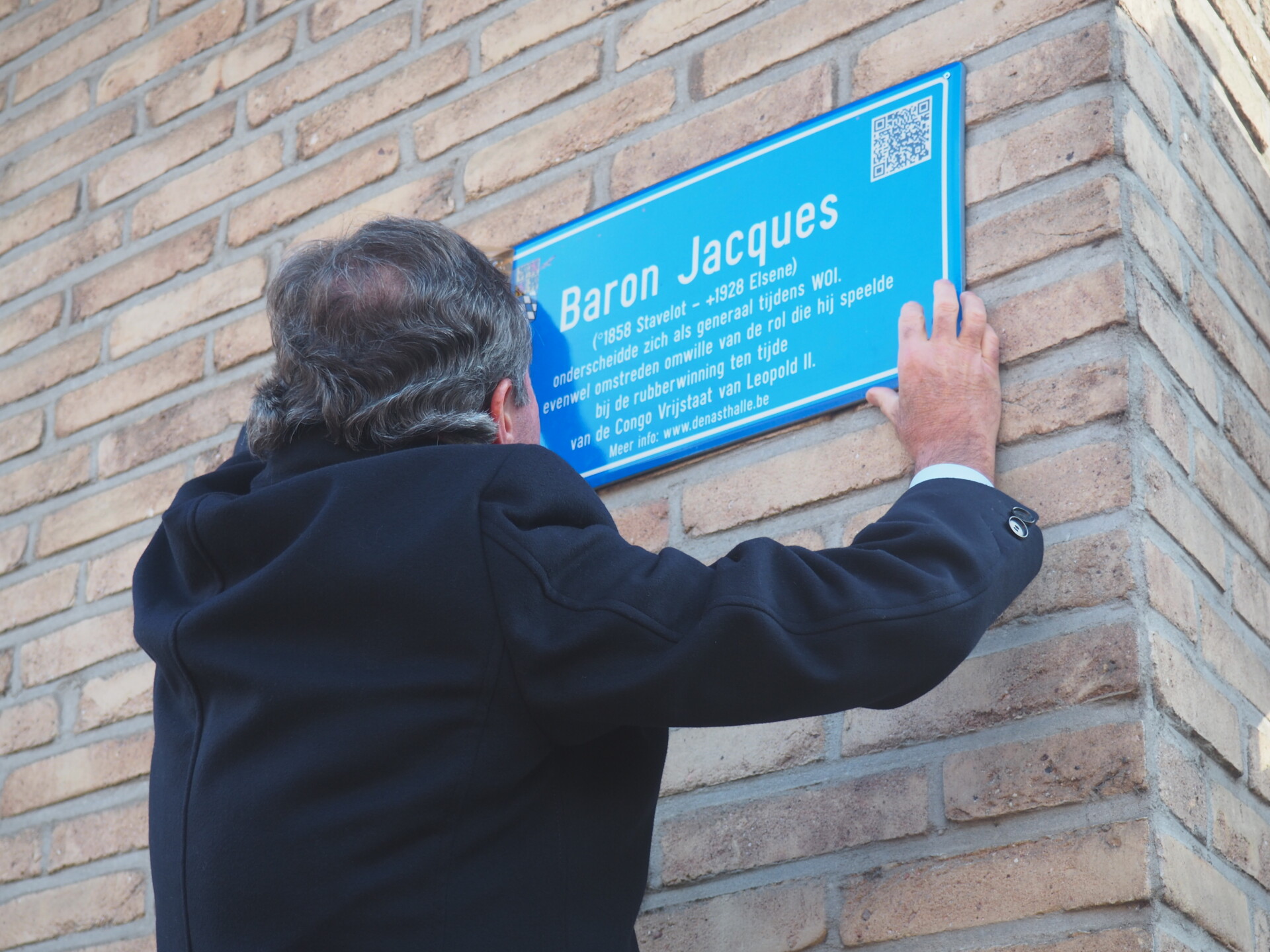 Burgemeester Pieters onthult het nieuwe straatbord.