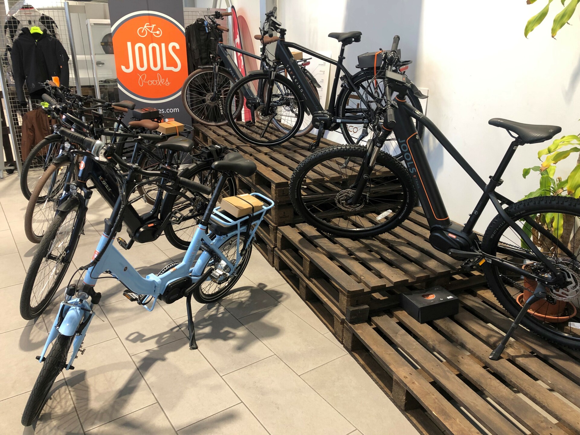 Garage Geeraerts met E-bikes van Jools Persinfo